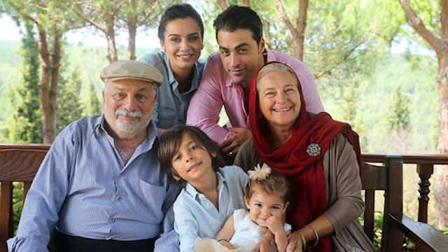 <p><strong>Küçük Ağa</strong> ve <strong>Alparslan: Büyük Selçuklu</strong> gibi sevilen dizilerle hafızalarda yer edinen <strong>Sarp Levendoğlu</strong>, Datça’ya taşınıp sade bir yaşam sürmeye başladığı haberleri ile gündem olmuştu.</p>