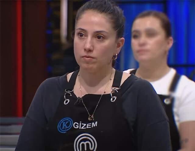<p>Geçtiğimiz iki günde olduğu gibi dokunulmazlık yarışını kaybeden <strong>mavi takım</strong> yarışmacıları bireysel dokunulmazlık oyununu oynamak için tekrar mutfağa girdi. "<strong>Sıfır atık</strong>" temalı etapta yarışan yarışmacılar arasından şeflerin değerlendirmesiyle <strong>Gizem, bireysel dokunulmazlığı kazanan isim oldu.</strong></p>
