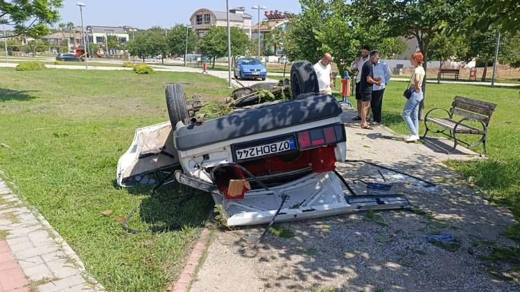<p>Çarpmanın etkisiyle takla atan otomobil, yol kenarındaki bir parkta ters şekilde durabildi. </p>