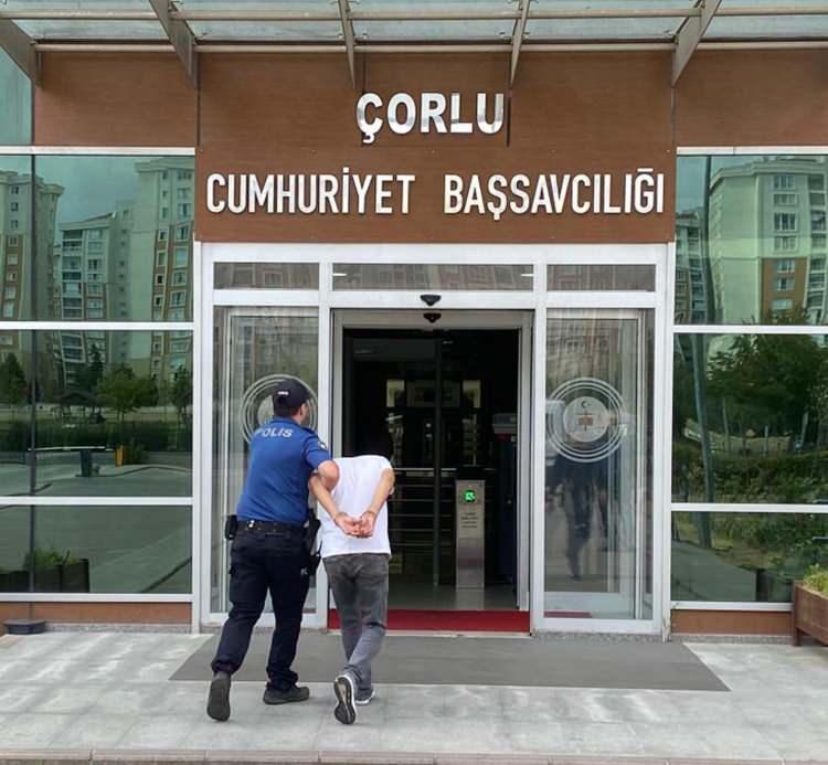 <p>C.B., güçlükle polis aracına bindirildi. </p>

<p> </p>
