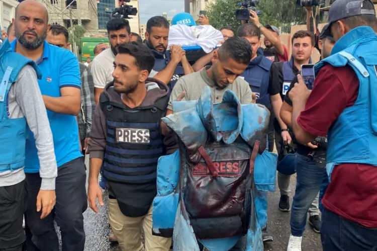 <p>İRONİK SUÇLAMA: GAZZELİ FOTOĞRAFÇILAR İSRAİL DÜŞMANI</p>

<p><br />
İlgili haberde "Zayıflamış çocuklar, çaresiz anneler ve boş kaplarla yiyecek dilenen insanlar: Gazze'den gelen bu fotoğraflar tüm dünyada dolaşıyor. </p>
