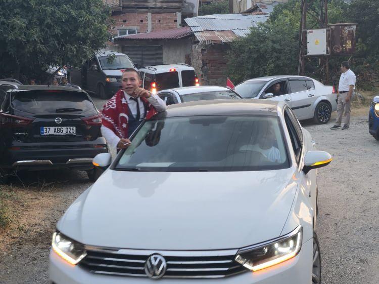 <p>Kaymakam Yılmaz, Çetin'e vatani görevini sağlıklı şekilde tamamlayarak ailesine dönmesini temenni etti.</p>
<p> </p>