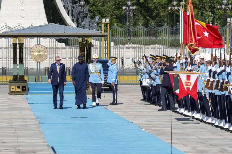 <p>Törende Aile ve Sosyal Hizmetler Bakanı Mahinur Özdemir Göktaş, Enerji ve Tabii Kaynaklar Bakanı Alparslan Bayraktar, Milli Savunma Bakanı Yaşar Güler, Sanayi ve Teknoloji Bakanı Mehmet Fatih Kacır, Tarım ve Orman Bakanı İbrahim Yumaklı, Ticaret Bakanı Ömer Bolat, Ulaştırma ve Altyapı Bakanı Abdulkadir Uraloğlu, Cumhurbaşkanlığı İletişim Başkanı Burhanettin Duran, Cumhurbaşkanlığı Savunma Sanayii Başkanı Haluk Görgün, Cumhurbaşkanlığı Genel Sekreteri Hakkı Susmaz, Dışişleri Bakan Yardımcısı Zeki Levent Gümrükçü, Cumhurbaşkanı Dış Politika ve Güvenlik Başdanışmanı Akif Çağatay Kılıç, Cumhurbaşkanlığı Finans Ofisi Başkanı Burak Dağlıoğlu ile Ankara Valisi Vasip Şahin de yer aldı.</p>
