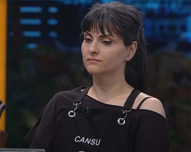 <p>Dokunulmazlık yarışını kaybeden mavi takım yarışmacıları arasında <strong>bireysel dokunulmazlığı</strong> alan <strong>Özkan</strong>, <strong>eleme potasına</strong> <strong>Cansu</strong>’yu yollarken, takım oylamasında potaya giden isim ise <strong>İrem</strong> oldu.</p>
