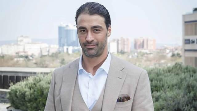 <p><strong>Sarp Levendoğlu</strong>’nun canlandıracağı <strong>Bozo karakterinin</strong>, geçmişiyle yüzleşmekten kaçınan, kendini tamamen görevine adayan; ancak ekibin <strong>aykırı ama dikkat çeken isimlerinden biri</strong> olması bekleniyor.</p>
