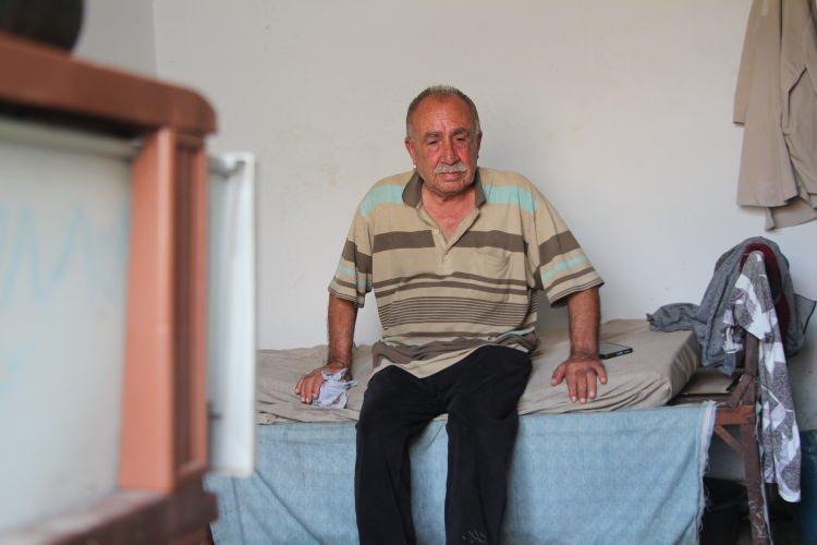 <p>Eşinin ölümünün ardından bir süre çocuklarının evlerinde kalan Mustafa Şamar daha sonra bir arkadaşının yardımıyla depodan bozma tek odalı bir evde yalnız yaşamaya başladı.</p>