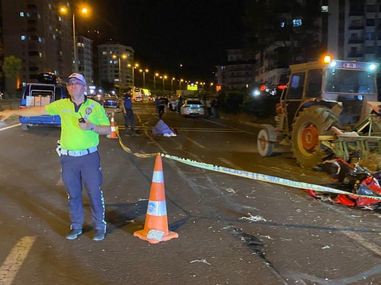<p>Polis ekipleri çevrede güvenlik önlemi alarak yolun bir kısmını trafiğe kapatıldı.</p>