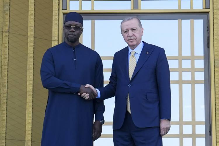 <p><span style="color:#B22222"><strong>ERDOĞAN KARŞILADI</strong></span></p>
<p>Konuk Başbakan Sonko'nun içinde bulunduğu makam aracını Cumhurbaşkanlığı Külliyesi'nin önündeki caddede karşılayan süvariler, Ousmane Sonko'ya protokol kapısına kadar eşlik etti.</p>