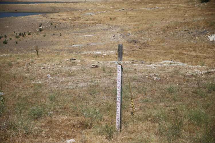 <p>Edirne'de son aylarda etkili olan kuraklık ve aşırı sıcaklara bağlı yaşanan buharlaşma nedeniyle 6 bin dekar araziyi sulayan Keramettin Göleti'nde su seviyesi yüzde 5'e geriledi.</p>
<p>Süloğlu ilçesine bağlı Keramettin köyünde bulunan 218 bin metreküp su kapasiteli gölet dip seviyeyi gördü.</p>