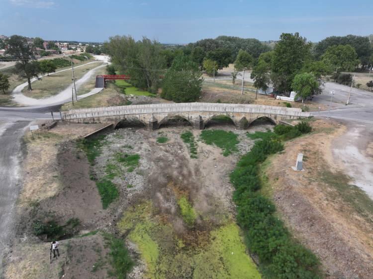 <p>Edirne'de etkili olan kuraklık ve aşırı sıcaklara bağlı artan buharlaşma nedeniyle kentin önemli su kaynaklarından Tunca Nehri'nin bazı bölümlerinde su akışı durdu.</p>

<p> </p>
