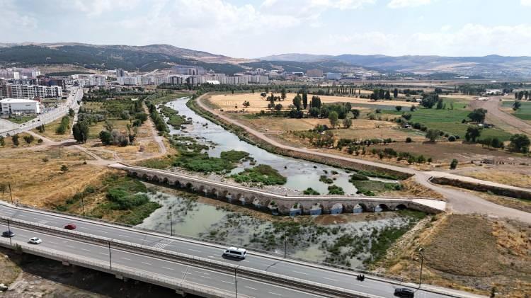 <p>Türkiye'nin en uzun nehri olan Kızılırmak’ta su seviyesi düştü. Irmağı kaplayan sazlıklar ve gözle rahatlıkla gözlenen ırmak yatağı kuraklığın boyutunu gözler önüne serdi.</p>