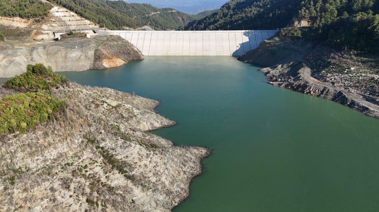 <p>Hatay'da kurak geçen kış aylarıyla birlikte kentin içme suyunu karşılayan Karaçay Barajı’nda su seviyesi yüzde 18 seviyesine geriledi. Son 65 yılın en kurak yılının yaşandığı kentte metrelerce çekilmenin yaşandığı barajda kuraklığın etkisi havadan görüntülendi.</p>
