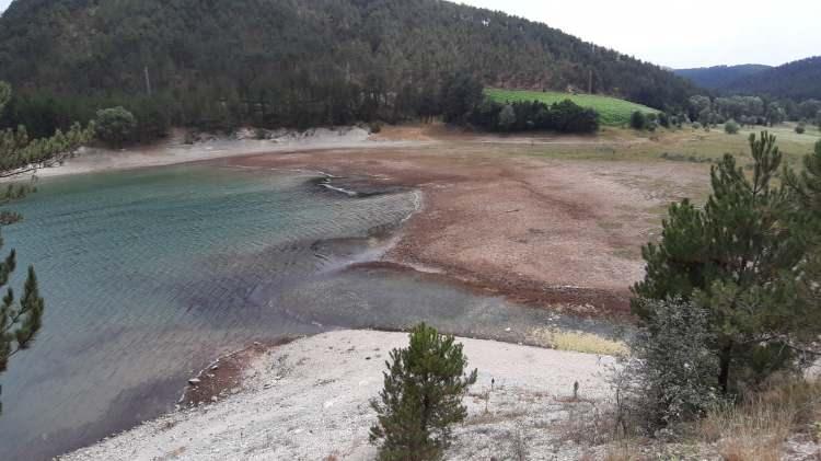 <p>Bolu’nun doğal güzellikleri arasında bulunan Sünnet Gölü Tabiat Parkı’nda gölün suları yaklaşık 8-10 metre çekildi. </p>
