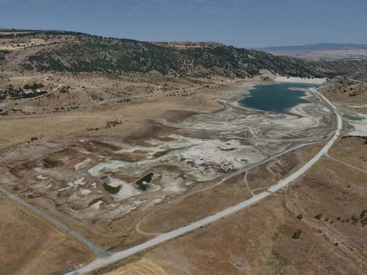 <p>Çorum Belediyesi, Temmuz ayında rekor seviyeye ulaşan su tüketimi sebebiyle vatandaşlara su tasarrufu çağrısında bulundu. Barajlardaki doluluk oranlarının kritik seviyede olduğu belirtildi.</p>
