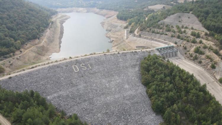 <p>Bitlis’in Adilcevaz ilçesinde bulunan ve birçok kuş türüne ev sahipliği yapan Arin Gölü, son yıllarda etkisini artıran kuraklık nedeniyle alarm veriyor.</p>