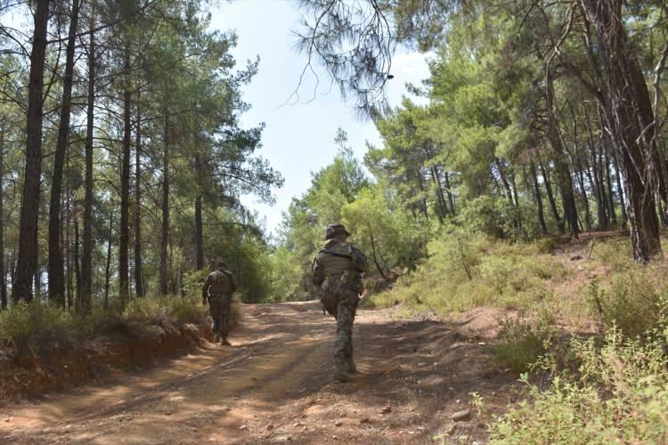 <p>Genelde terör operasyonlarında ve kentlerdeki silahlı çatışmalarda ön safta olan PÖH timleri, ülkenin ciğerlerini korumak için de teyakkuza geçti.</p>

<p> </p>
