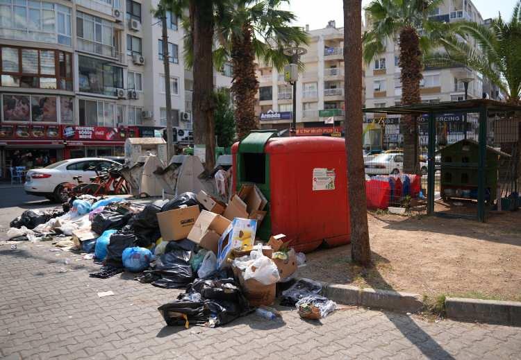 <p>Haftanın 3 günü benzer manzaralara şahit olduğunu belirten Altuğ, "Bostanlı'da durum bu şekilde. Çöpler düzenli olarak toplanmıyor. Çöpler nedeniyle bazen yoldan geçemiyorum. Çöp sularından kaldırım taşları bile simsiyah olmuş durumda." dedi.</p>
