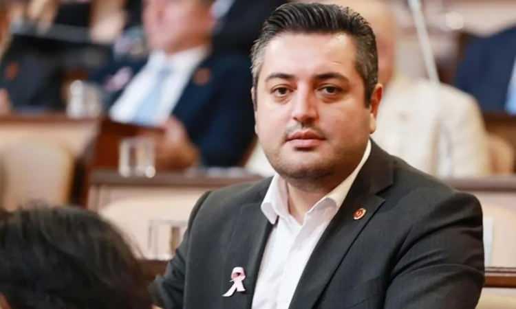 <p><em><strong>Bu bilgi sızdıran arkadaşlarınızın hepsi bizde var.</strong></em></p>

<p><em><strong>Yeri zamanı geldiğinde gereğini yaparız.</strong></em></p>

<p><em><strong>Masum arkadaşlar emeğiyle çalışan arkadaşlar burada çalışmaya devam etsinler.</strong></em></p>

<p><em><strong>Onlara hiçbir sözüm yok.</strong></em></p>

<p><em><strong>Ama burada önceki yönetimden duran arkadaşlar bilgi sızdırmaya devam ederse onlar hakkında da gereken işlemleri biz yapmakta özgürüz”</strong></em></p>
