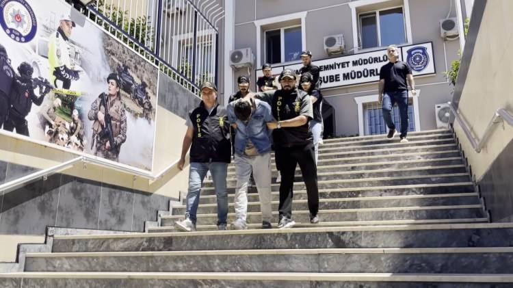 <p>Özkaya’nın yol boyunca, başkalarına ait telefonlardan Amjad Muhsin Muhammed’i aradığı, otogarda buluşan ikilinin birlikte bir eve gittikleri tespit edildi.</p>
