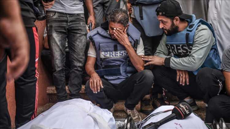 <p>"HAMAS PROPAGANDASI YAPIYOR"</p>
<p><br />
Dağıtılan gıda yardımları için boş kaplarla güneşin altında, henüz yemek kazanları dağıtım bölgesine getirilmeden hemen önce sıra bekleyen Gazzeli çocuk ve kadınları fotoğraflayan muhabirleri Hamas propagandası yapmakla suçlayan Bild, "Bu Gazze fotoğrafçısı Hamas propagandası yapıyor" başlığı attı.</p>
<p> </p>