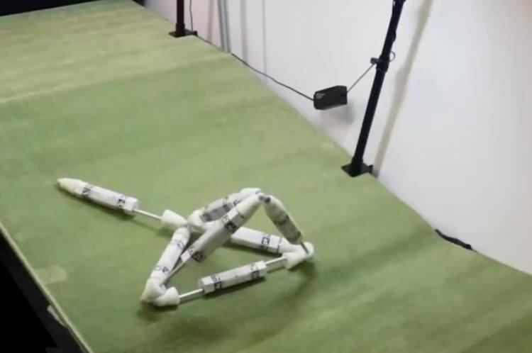 <p>GELİŞME SÜRECİNİN VİDEOSU YAYINLANDI</p>
<p>Araştırma ekibi tarafından paylaşılan bir videoda, altı adet Truss Link modülü bir araya gelerek bir bütün robot oluşturuyor. Bu yapı, bulunduğu konumdan ilerleyip bir yükseltiyi kullanarak kendini iki boyutlu bir şekilden üç boyutlu bir yapıya dönüştürüyor. Ardından başka bir modülü de "baston" olarak entegre edip daha hızlı hareket edebilen, "ratchet tetrahedron" adı verilen yeni bir versiyona evriliyor.<br />
<br />
Robotlar sadece kendilerini geliştirmekle kalmıyor; başka robotlara yardım edebiliyor, düşük enerjili parçalarını çıkarıp yerine yenilerini takabiliyorlar. Yani, hem destek sağlama hem de bakım yapma yetenekleri var.</p>