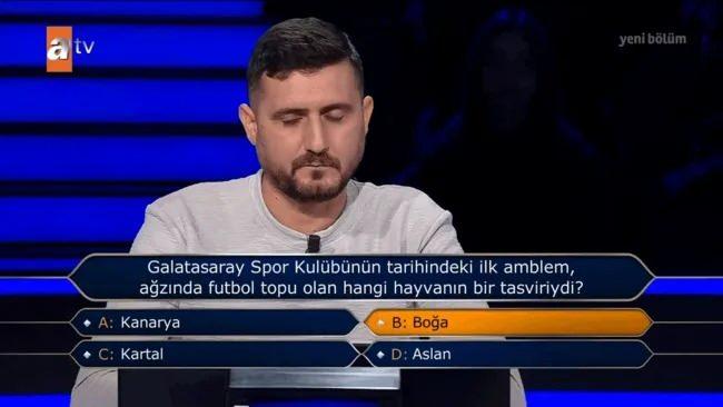 <p><span style="color:#B22222"><strong>İŞTE O SORU</strong></span></p>
<p>200 bin TL'lik soruya kadar gelen Şerif'in karşısına, <strong>"Galatasaray Spor Kulübü'nün tarihindeki ilk amblem, ağzında futbol topu olan hangi hayvanın bir tasviriydi?"</strong> sorusu geldi.</p>