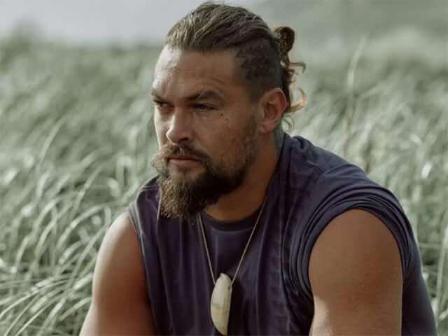 <p>Jason Momoa ve üç arkadaşı, Hawaii’nin <strong>Maui Adası’nda</strong> sörf yaparken, kıyıdan bir mil açıkta sörf tahtasının bağının kopmasıyla dev dalgaların arasında yalnız kaldığını söyledi. Yaklaşık 7 mil kürek çektikten sonra tahtasını kaybeden oyuncu, dalgaların ortasında saatlerce elindeki kürek ile yardım beklediğini ama kimsenin onu görmediğini anlattı.</p>