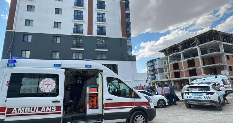 <p>Didem'den gün içinde haber alamayan yakınlarının 112 Acil Çağrı Merkezi'ne ihbarda bulunması üzerine olay yerine giden ekipler, aile katliamıyla karşılaştı.</p>
