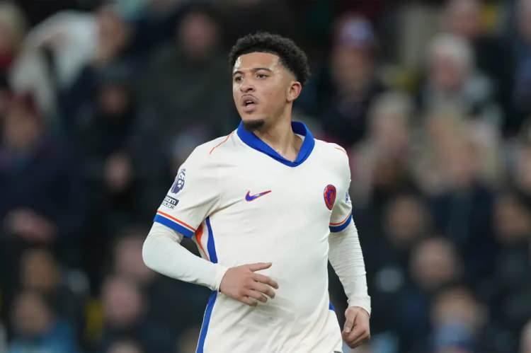 <p>Beşiktaş, sol kanat mevkisi için Jadon Sancho'yu istiyor.<br />
<br />
Manchester United’da kadroda düşünülmeyen 24 yaşındaki İngiliz kanat oyuncusu için siyah-beyazlılar, kiralama teklifi yaptı.<br />
<br />
(FANATİK)</p>