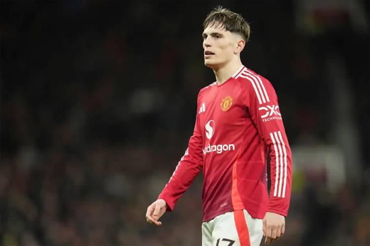 <p>Menajer Aleksandr Manyakov, Fenerbahçe'nin Arjantinli bir futbolcu için 18 milyon euro bonservis teklifi yaptığını söyledi.<br />
<br />
Bu oyuncunun Manchester United'dan Garnacho olabileceği iddia edildi.<br />
<br />
(AKŞAM)</p>
