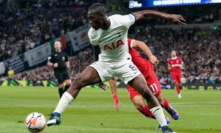 <p>Fenerbahçe, orta sahadaki bir numaralı hedefi Yves Bissoumna'yı yakından izliyor.<br />
<br />
Bissoumna için 15 milyon euroluk bir teklif paketi hazırlandı.<br />
<br />
(FOTOMAÇ)</p>