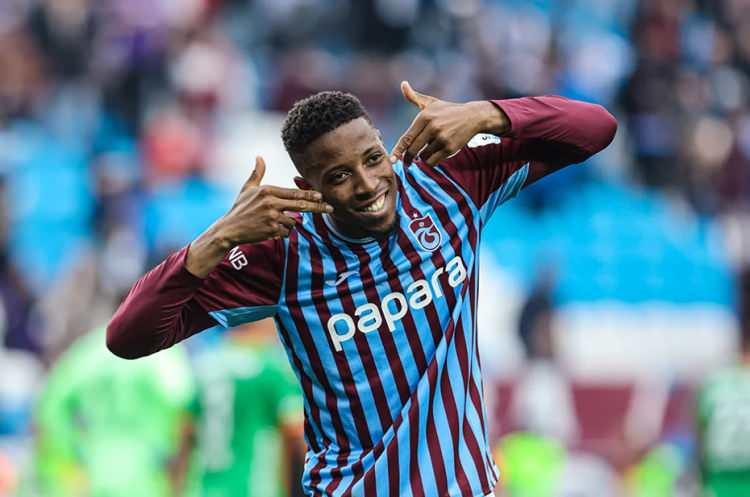 <p>Transfer çalışmalarına hız kesmeden devam eden Beşiktaş, Tammy Abraham'ın yerine bir golcü transferi daha yapma istiyor.<br />
<br />
Siyah-beyazlı ekibin listesindeki ilk isim ise Simon Banza oldu.<br />
<br />
(FANATİK)</p>
