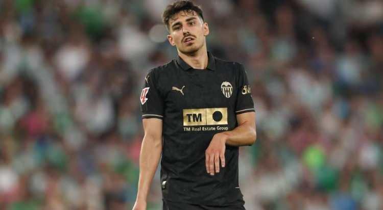 <p>Trabzonspor, orta saha transferinde Andre Almeida'ya adım adım yaklaşıyor. Oyuncunun kulübü Valencia'nın orta saha bölgesine iki transfer birden yapması Almeida'nın Trabzon'a gelişini yaklaştırdı.<br />
<br />
(SABAH)</p>
