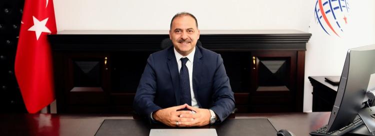<p>İşin içine sosyal medyada dahil olduğunda dezenformasyon adeta başrolde oluyor. Şunun altını özellikle çizmek istiyorum ki bütün kritik durumlarda olduğu gibi biz bu sürecinde ilk anından itibaren tüm hassasiyetimizle devredeydik. 29 Şubat 2024'te BTK çatısı altında faaliyet gösteren Ulusal Siber Olaylara Müdahale Merkezine (USOM) bir ihbar geliyor ve aynı gün inceleme başlatılıyor, 1 Mart 2024'te de yetkilendirilmiş 7 e-imza sağlayıcısına bilgi veriliyor, yüz yüze kimlik ibrazıyla başvuru alımı geçici olarak durduruluyor.</p>