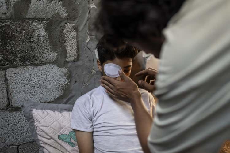 <p>Gazzeli çocukların tek derdinin yemek olduğunu, oğlunun da "ekmeğe" hasret olduğu için Netzarim'e gittiğini ancak gözlerinden olduğunu söyleyen acılı anne, oğluna hastane otoparkında müdahale edildiğini anlatarak Gazze'de tedavi imkanı olmadığını vurguladı.</p>
