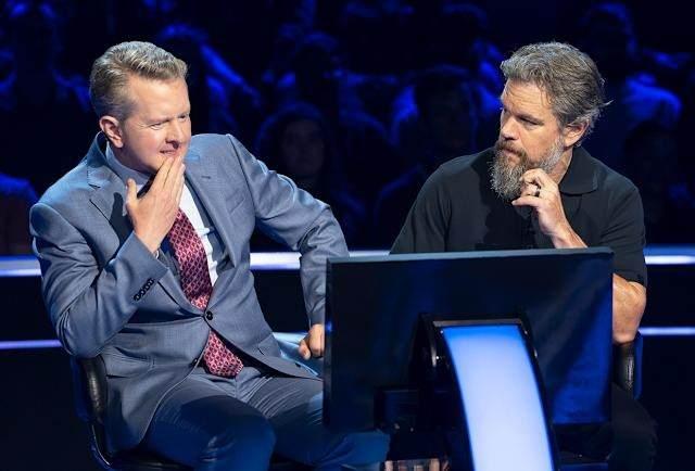 <p><span style="color:#000000"><strong>Ken Jennings ile birlikte unutulmaz bir performans çıkaran Damon, "Rüzgarla birlikte ağaç yapraklarının çıkardığı en güzel işitsel etkiyi tanımlayan kelime hangisidir?" şeklindeki 1 milyon dolarlık final sorusuna ulaşmayı başardı.</strong></span></p>
