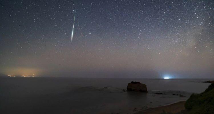 <p>"Perseid gök taşı yağmuru, 109P/Swift-Tuttle Kuyruklu Yıldızı'ndan ayrılan küçük kayaç ve toz parçalarının Perseid yağmurunun kaynağı olduğu biliniyor. Çekirdeği 26 kilometre çapa sahip Swift-Tuttle Kuyruklu Yıldızı, Güneş çevresindeki turunu 133 yılda tamamlıyor. </p>