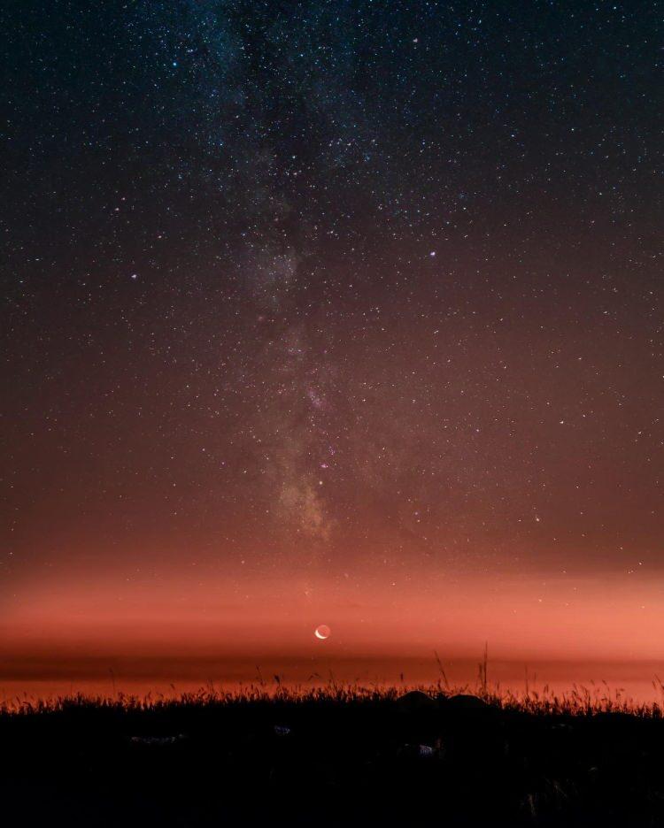 <p>Meteorların yer atmosferine giriş hızlarının ise saniyede ortalama 59 kilometre civarında olacağı belirtilen Gök Olayları Yıllığı'nda, "Perseid yağmuru sırasında 'ateş topları' denilen gök taşlarını da görmek mümkün. </p>

<p> </p>
