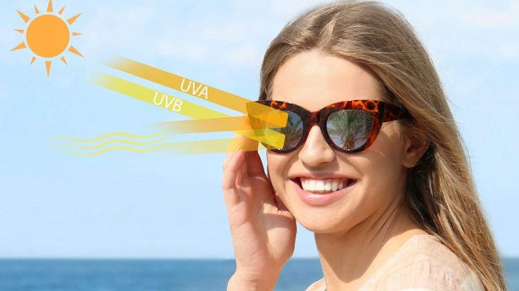 <p>Güneş gözlüğü tercih ederken cam kalitesinin yanı sıra çerçevenin de önemli olduğunu belirten Samet Beler, <span style="color:#B22222"><strong><em>"Gözlüğün gözü tam olarak kapatması gerekir. Özellikle kaş üstünden ve yanlardan gelen ışığı engellemesi önemli. Ayrıca camın kalitesi iyi olmalı. Deniz gibi yansımaların yoğun olduğu ortamlarda ise polarize cam tercih edilmeli"</em></strong></span> dedi.</p>
