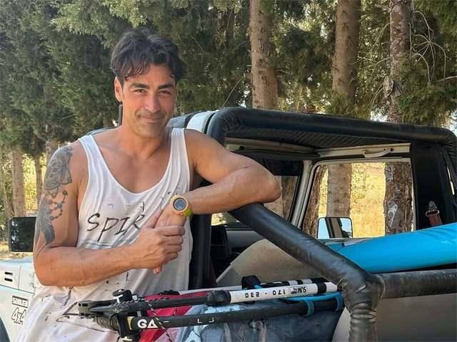 <p><strong>Sportmen kimliği</strong> ve <strong>karizmatik duruşuyla</strong> tanınan oyuncu, <strong>Emniyet İstihbarat’ta görev yapan</strong>, sınır hattında <strong>Özel Harekât destekli gizli operasyonlara</strong> katılan sert ama zeki bir polisi canlandıracak.</p>
