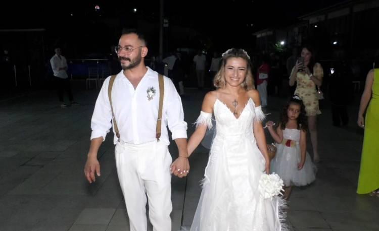 <p>DHA’nın ulaştığı düğün görüntülerinde, çifte, aileler ve davetlilerin horon ve dansla eşlik ettiği yer aldı.</p>

<p> </p>
