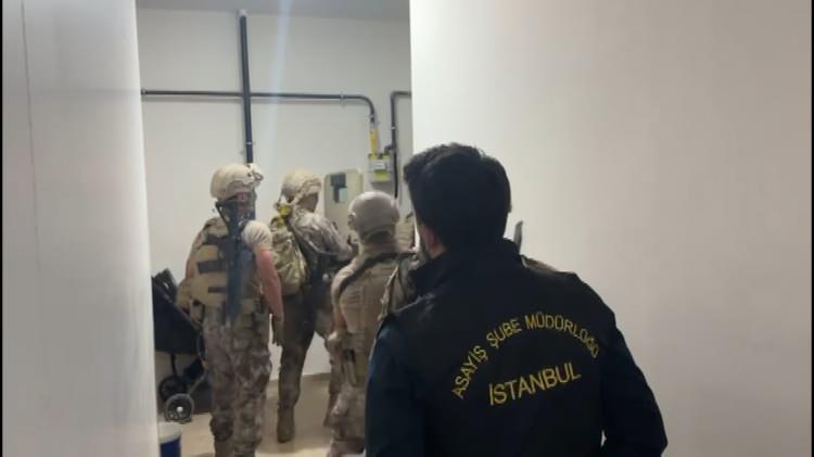<p>Bu gelişme üzerine İstanbul Olay Yeri İnceleme Müdürlüğü bünyesinde görev yapan tecrübeli polislerden oluşan özel bir ekip kuruldu.</p>
