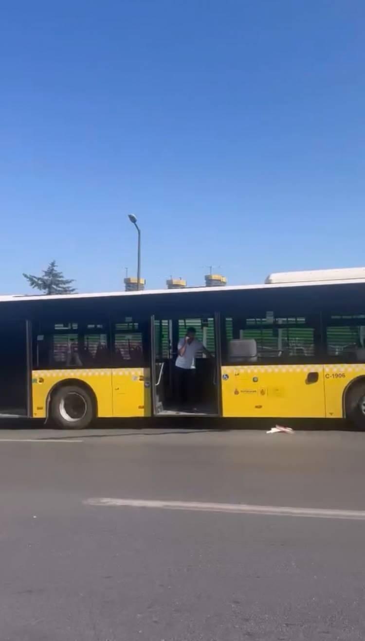 <p>Kaza sonucu sürücüsünün direksiyon hakimiyetini kaybettiği minibüs, devrilerek yan yattı. Olayda sürücüler yara almadan kurtulurken, otobüste yolcu olarak bulunan Serap Ö. hafif şekilde yaralandı.</p>
