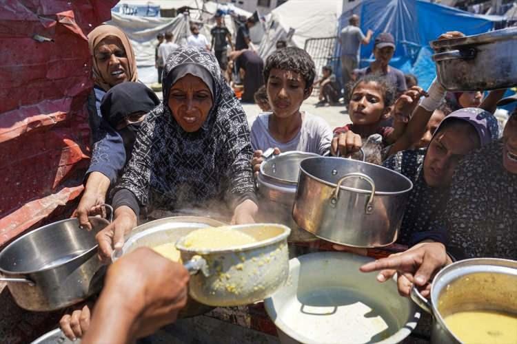 <p>Bir lokma gıda bulabilmek için yardım sıralarında İsrail yaylım ateşinde can veren masum siviller Batı'yı adeta aç olduklarına inandıramıyor...</p>
