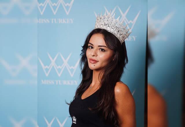 <p><strong>Miss Turkey 2024</strong> yarışmasına <strong>12 numara</strong> ile katılan ve <strong>finale adını yazdıran Ayşe Sena Şeref</strong>, Türkiye’yi 2025 yılında Tokyo’da düzenlenecek olan <strong>Miss International yarışmasında resmi olarak temsil edeceği</strong> duyuruldu.</p>