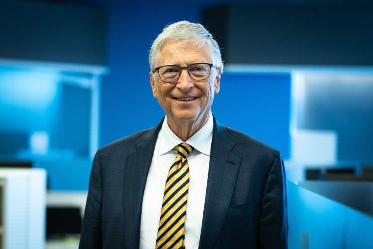 <p><span style="color:#B22222"><strong>26. Bill Gates</strong></span></p>
<p> </p>
<p>Bill Gates, servetini yazılım firması Microsoft'tan, atık bertaraf firması Republic Services ve traktör üreticisi Deere & Co.'nun da aralarında bulunduğu onlarca holdinge dağıttı.</p>
<p><br />
Küçük yaşlardan itibaren bilgisayar tutkunu olan Gates, 1975 yılında kişisel bilgisayarların yaygınlaşmasından yararlanmak umuduyla Harvard'daki eğitimini bırakarak Paul Allen (ö. 2018) ile birlikte Microsoft'u kurdu.</p>