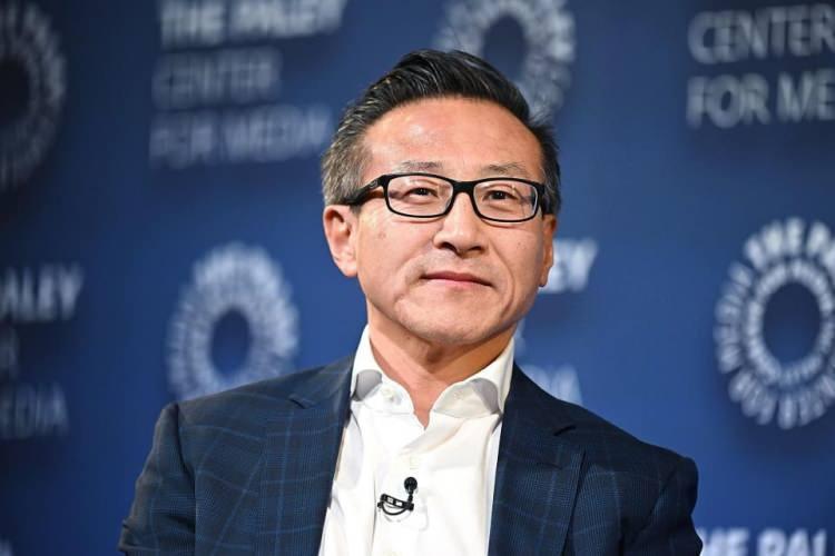 <p><span style="color:#B22222"><strong>21. Joseph Tsai</strong></span></p>

<p> </p>

<p>Alibaba Group'un kurucu ortağıdır ve Jack Ma'dan sonra şirketin en büyük ikinci bireysel hissedarı konumundadır.</p>
