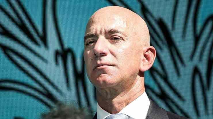 <p><span style="color:#B22222"><strong>18. Jeff Bezos</strong></span></p>

<p> </p>

<p>Dünyanın en büyük alışveriş sitesi Amazan'un sahibi Jeff Bezos.</p>
