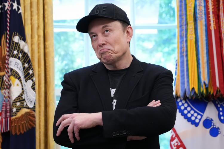 <p><span style="color:#B22222"><strong>4. Elon Musk</strong></span></p>
<p> </p>
<p>Elon Musk, eski Amerika Birleşik Devletleri Hükümet Verimliliği Bakanı, SpaceX uzay şirketinin kurucusu, CEO'su ve mühendislik ile tasarım ofislerinin şefi erken yatırımcı,Tesla otomotiv şirketinin CEO'su ve ürün mimarı, X Corp.'un sahibi, yönetim kurulu başkanı ve CTO'su, The Boring Company ve XAI şirketinin kurucusu, Neuralink, Starlink ile OpenAI'nin kurucu ortağı ve ayrıca ilk eş başkanıdır.</p>
<p> </p>
<p>Doğduğu yer olan Güney Afrika Cumhuriyeti dışında, Kanada ve ABD vatandaşıdır ve yirmi yaşında göç ettiği ABD'de yaşamaktadır.</p>