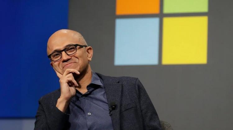 <p><span style="color:#B22222"><strong>2. Satya Nadella</strong></span></p>
<p> </p>
<p> </p>
<p>Hint-Amerikan kökenli işletme yöneticisi. Şu anda Microsoft'un İcra Kurulu Başkanı (CEO) olarak görev yapmaktadır. 4 Şubat 2014'te CEO olarak Steve Ballmer'ın ve 2021'de John W. Thompson'ın yerini alarak Microsoft'un yönetim kurulu başkanı olmuştur. Daha önce de Microsoft'un Bulut ve Kurumsal Çözümler Bölümü Başkanı olarak görev yapmaktaydı</p>